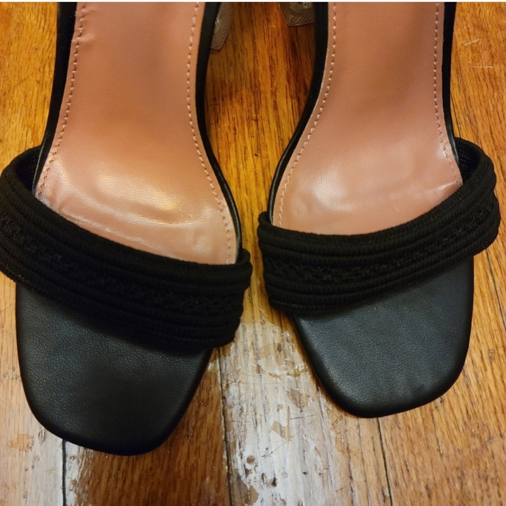 Cucco Chic Black Sandals Open Toes with Unique Heels SZ 10